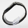 Reloj negro con 2 manecillas plateadas y dial negro con fecha