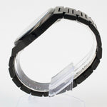 Reloj negro con 2 manecillas plateadas y dial negro con fecha