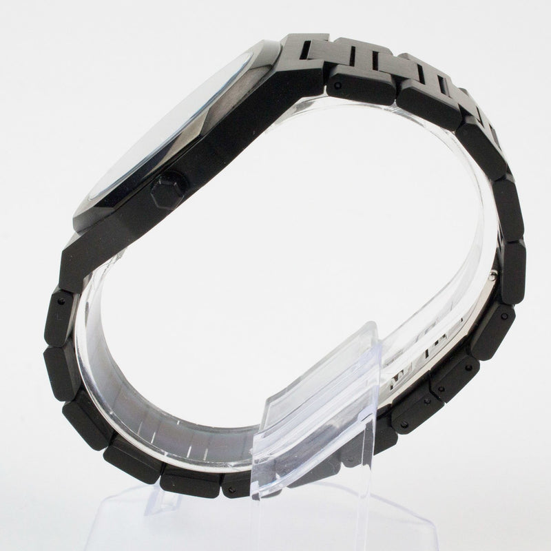 Reloj negro con 2 manecillas plateadas y dial negro con fecha