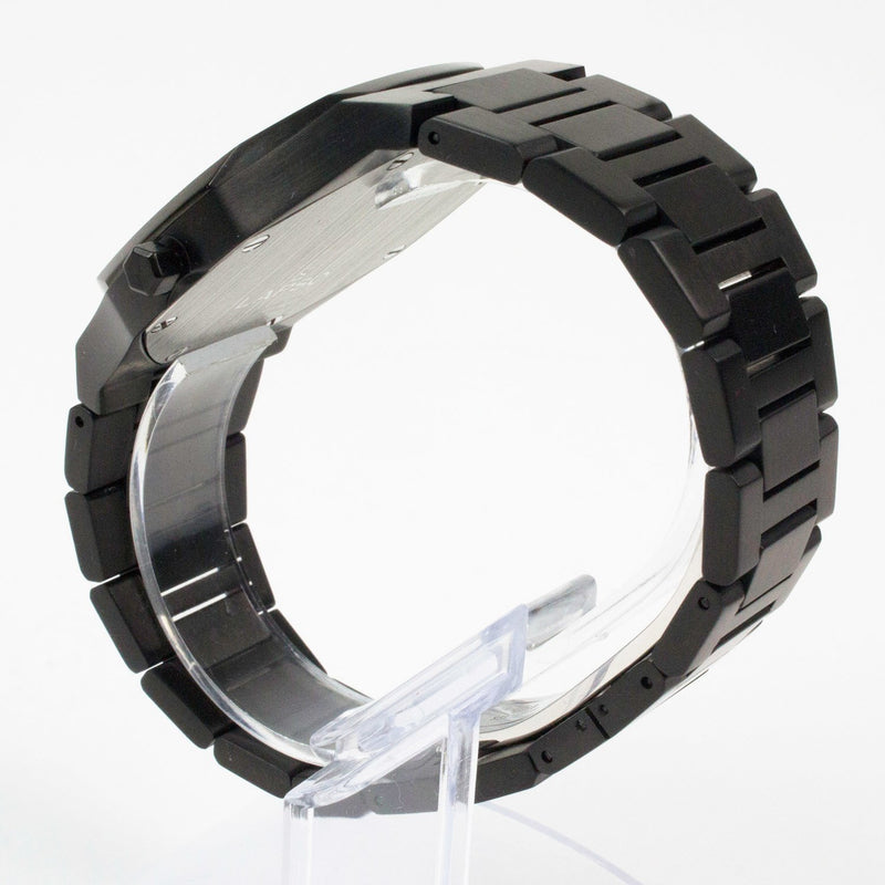 Reloj negro con 2 manecillas plateadas y dial negro con fecha