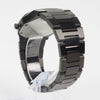 Reloj negro con 2 manecillas plateadas y dial negro con fecha