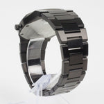 Reloj negro con 2 manecillas plateadas y dial negro con fecha