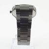 Reloj negro con 2 manecillas plateadas y dial negro con fecha