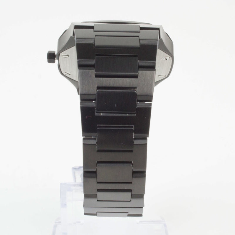 Reloj negro con 2 manecillas plateadas y dial negro con fecha
