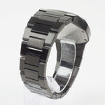 Reloj negro con 2 manecillas plateadas y dial negro con fecha