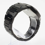 Reloj negro con 2 manecillas plateadas y dial negro con fecha