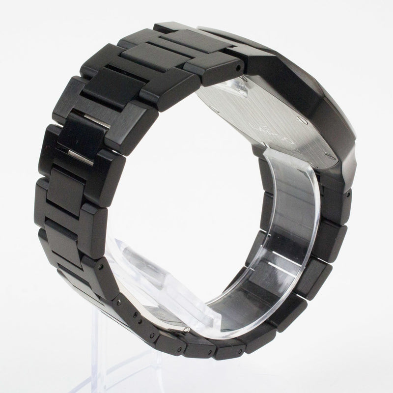 Reloj negro con 2 manecillas plateadas y dial negro con fecha