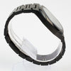 Reloj negro con 2 manecillas plateadas y dial negro con fecha