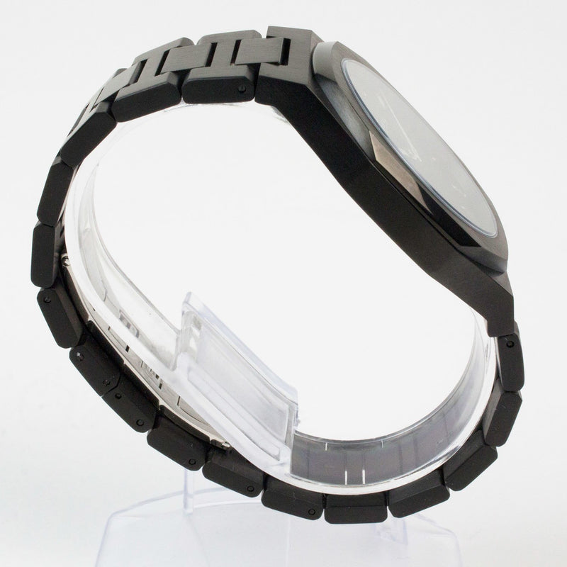 Reloj negro con 2 manecillas plateadas y dial negro con fecha