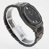 Reloj negro con 2 manecillas plateadas y dial negro con fecha