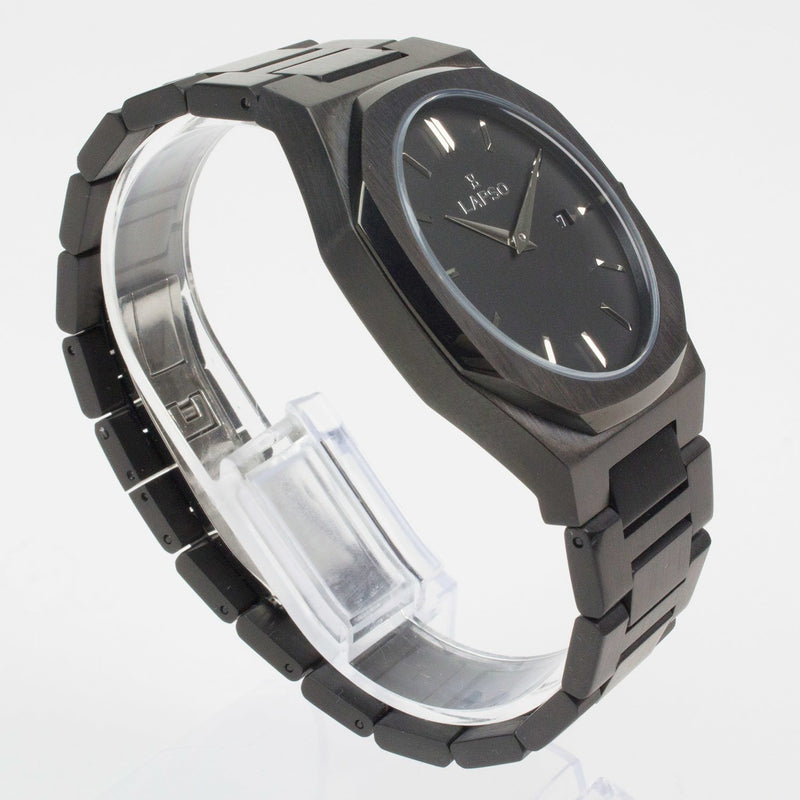 Reloj negro con 2 manecillas plateadas y dial negro con fecha