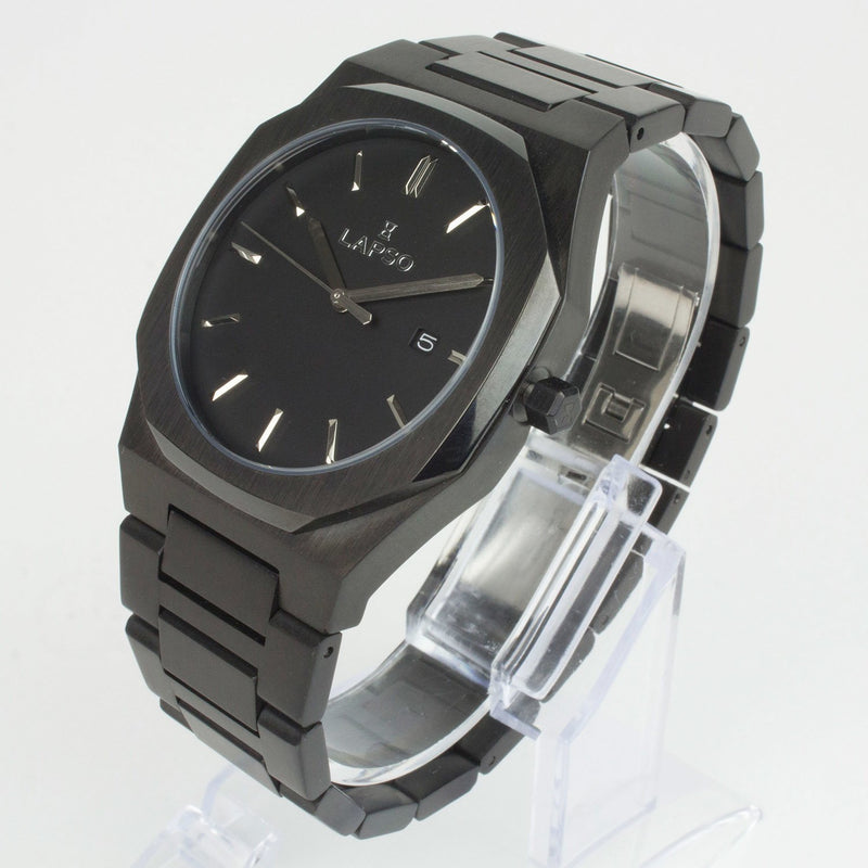 Reloj negro con 3 manecillas plateadas y dial negro con fecha
