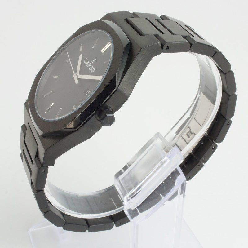 Reloj negro con 3 manecillas plateadas y dial negro con fecha