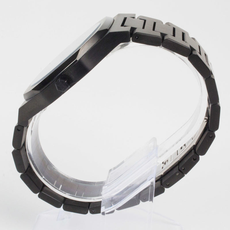 Reloj negro con 3 manecillas plateadas y dial negro con fecha