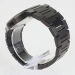 Reloj negro con 3 manecillas plateadas y dial negro con fecha