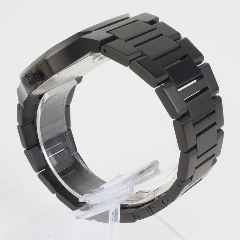 Reloj negro con 3 manecillas plateadas y dial negro con fecha