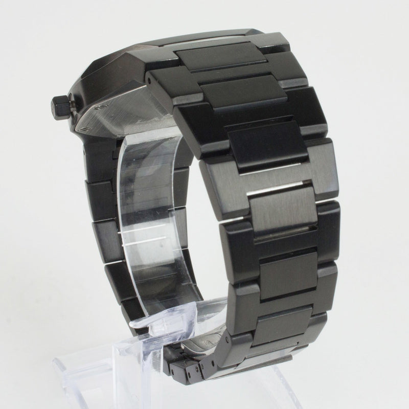 Reloj negro con 3 manecillas plateadas y dial negro con fecha