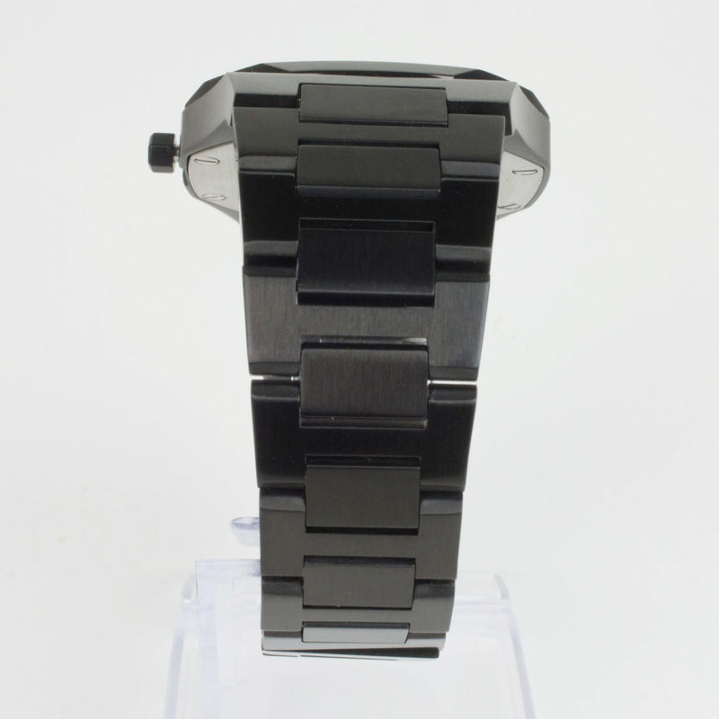 Reloj negro con 3 manecillas plateadas y dial negro con fecha