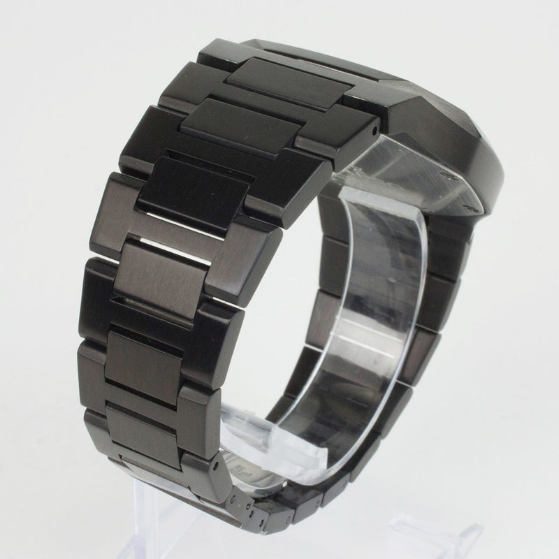 Reloj negro con 3 manecillas plateadas y dial negro con fecha