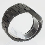 Reloj negro con 3 manecillas plateadas y dial negro con fecha
