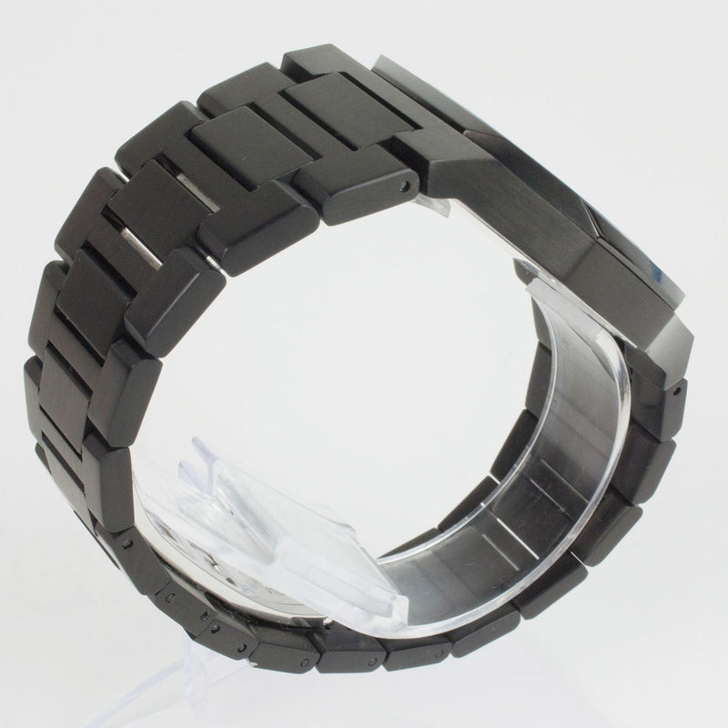Reloj negro con 3 manecillas plateadas y dial negro con fecha
