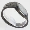 Reloj negro con 3 manecillas plateadas y dial negro con fecha
