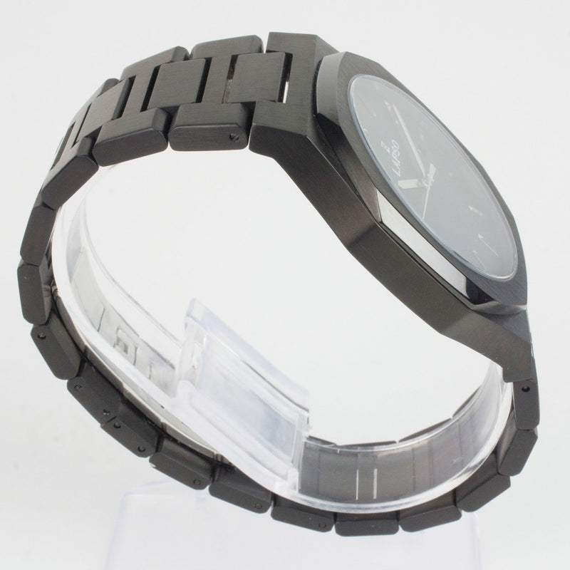 Reloj negro con 3 manecillas plateadas y dial negro con fecha
