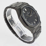 Reloj negro con 3 manecillas plateadas y dial negro con fecha