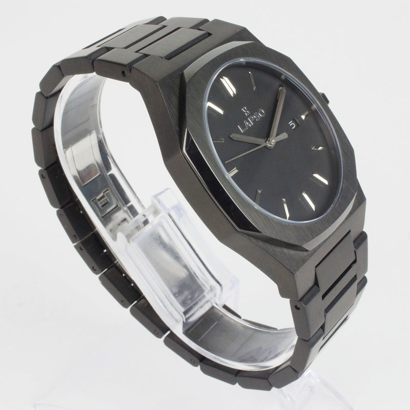 Reloj negro con 3 manecillas plateadas y dial negro con fecha
