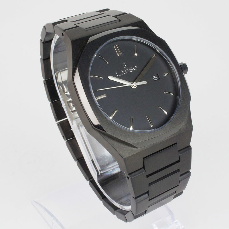 Reloj negro con 3 manecillas plateadas y dial negro con fecha