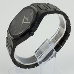 Reloj negro con 3 manecillas plateadas y dial negro