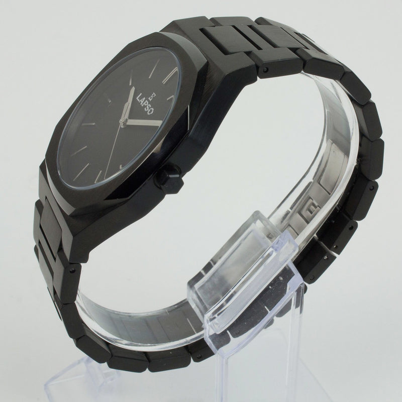 Reloj negro con 3 manecillas plateadas y dial negro