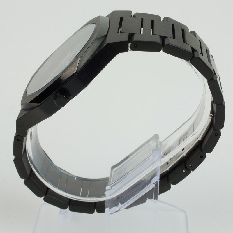 Reloj negro con 3 manecillas plateadas y dial negro