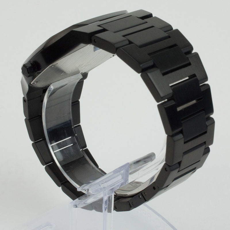 Reloj negro con 3 manecillas plateadas y dial negro