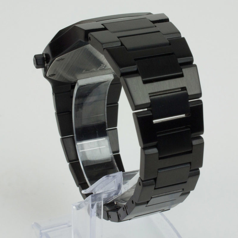 Reloj negro con 3 manecillas plateadas y dial negro