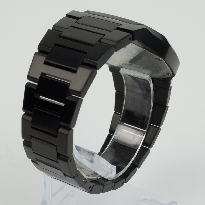 Reloj negro con 3 manecillas plateadas y dial negro