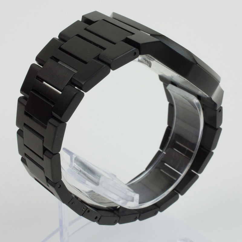 Reloj negro con 3 manecillas plateadas y dial negro