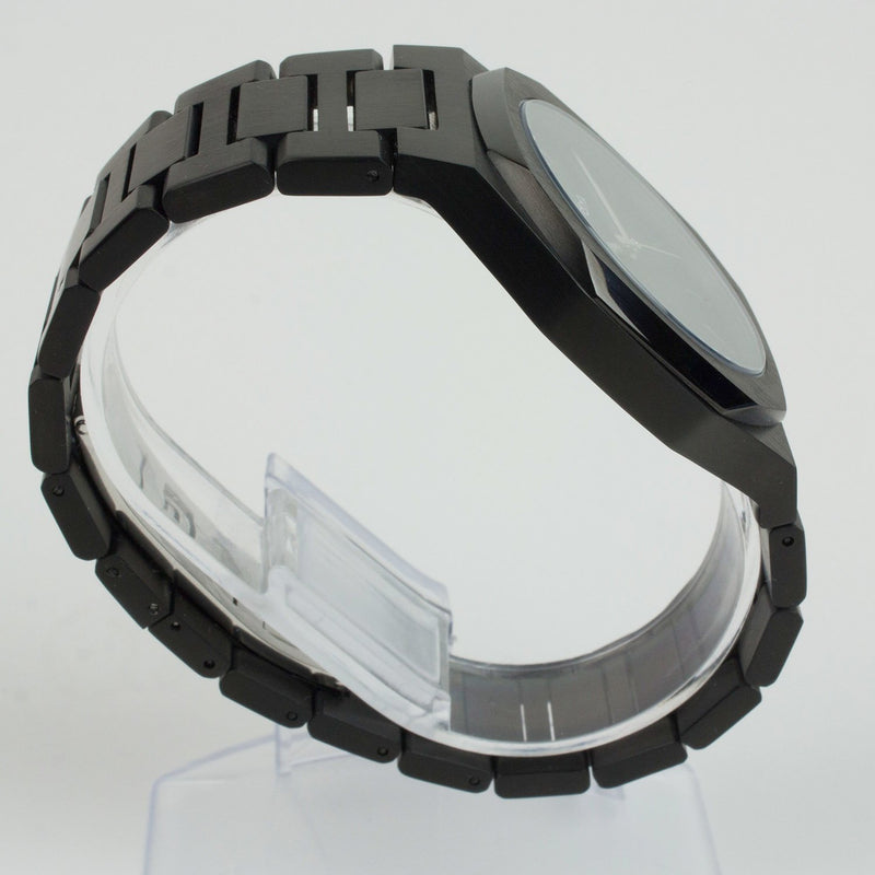 Reloj negro con 3 manecillas plateadas y dial negro