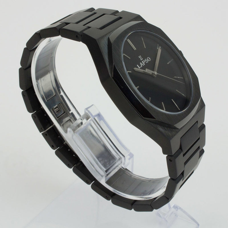 Reloj negro con 3 manecillas plateadas y dial negro