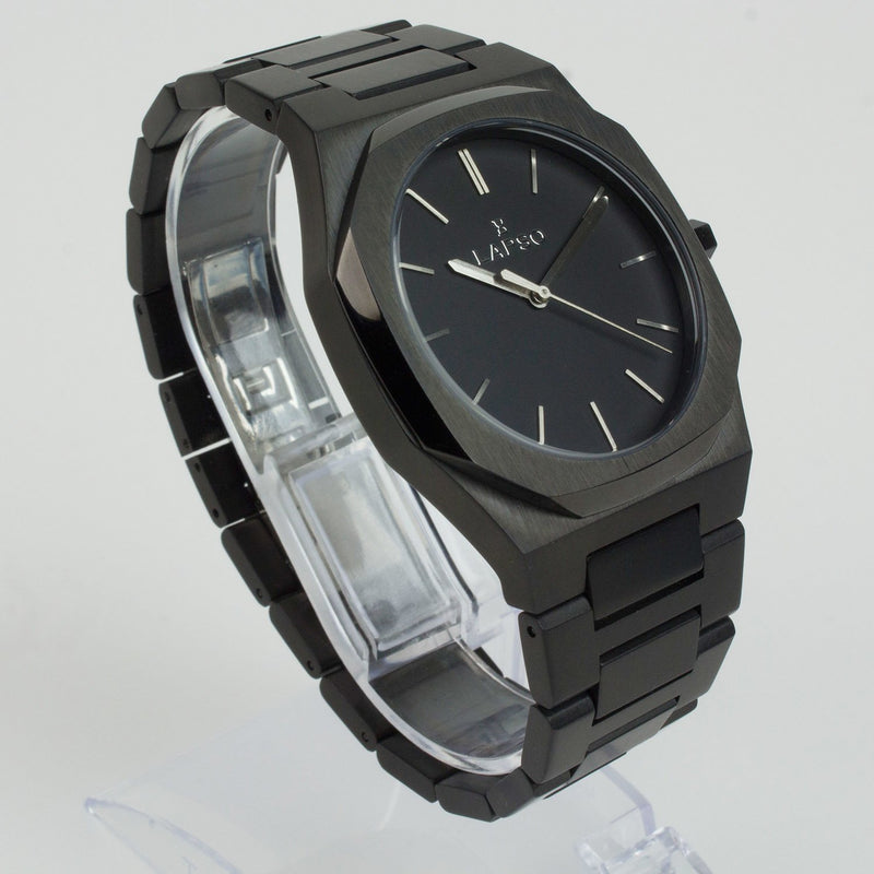 Reloj negro con 3 manecillas plateadas y dial negro