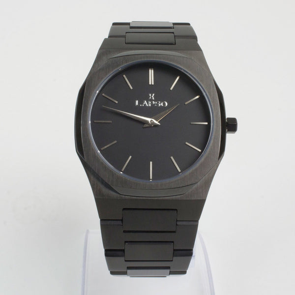 Reloj negro de 2 manecillas plateadas y dial negro
