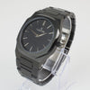 Reloj negro de 2 manecillas plateadas y dial negro