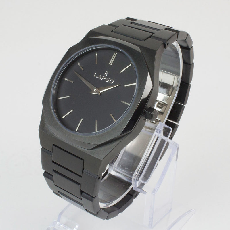 Reloj negro de 2 manecillas plateadas y dial negro