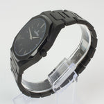 Reloj negro de 2 manecillas plateadas y dial negro