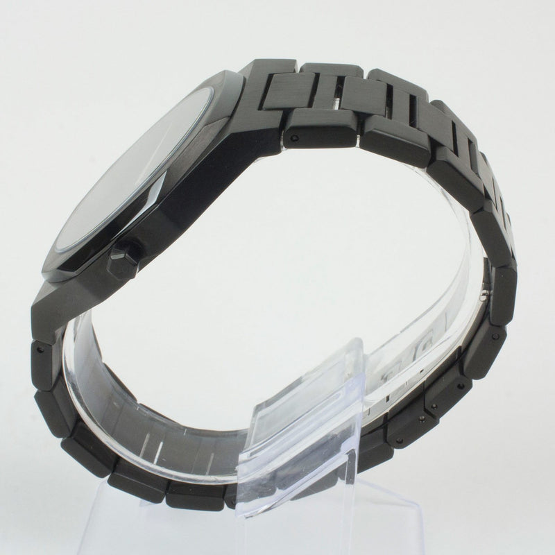Reloj negro de 2 manecillas plateadas y dial negro