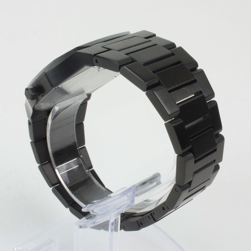 Reloj negro de 2 manecillas plateadas y dial negro