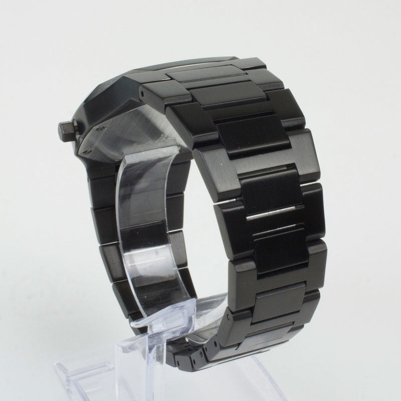 Reloj negro de 2 manecillas plateadas y dial negro