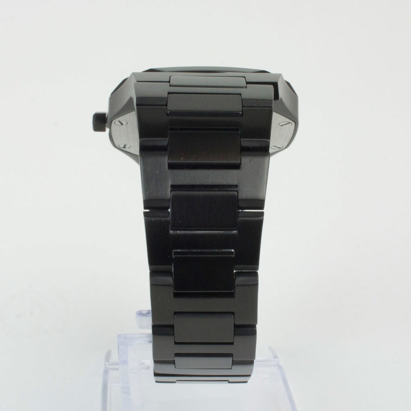 Reloj negro de 2 manecillas plateadas y dial negro