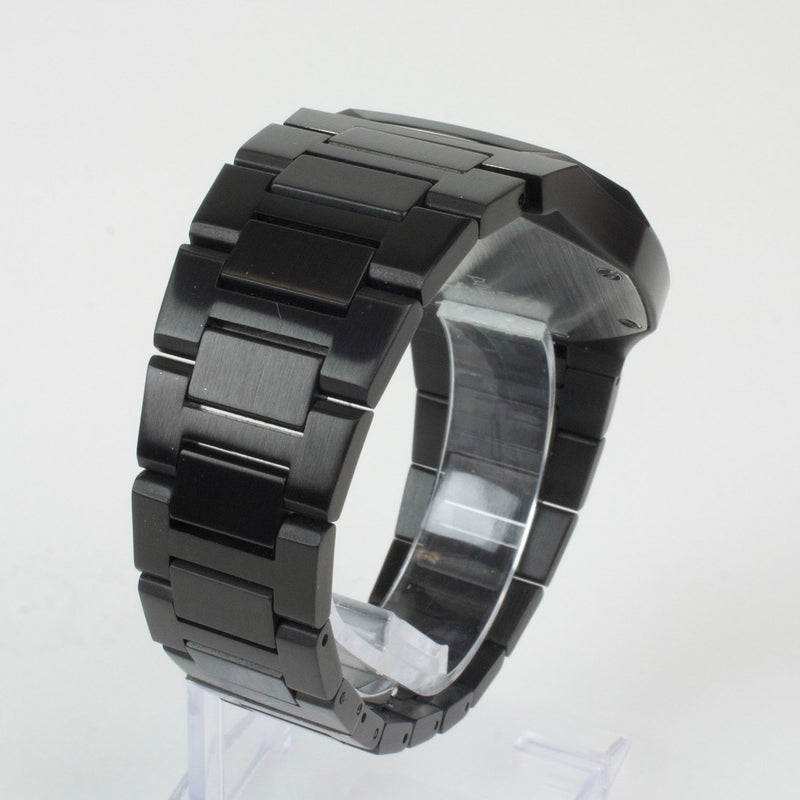 Reloj negro de 2 manecillas plateadas y dial negro