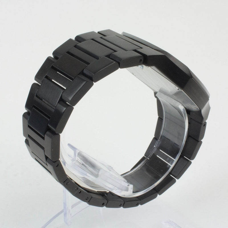 Reloj negro de 2 manecillas plateadas y dial negro